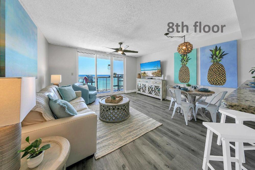 One-Bedroom Apartment with Sea View and Balcony interior